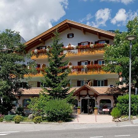 Hotel Cristallo Vigo di Fassa Bagian luar foto