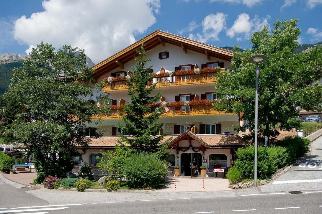 Hotel Cristallo Vigo di Fassa Bagian luar foto